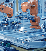 Ligne de production automatisée d'un système de batteries, avec des robots industriels